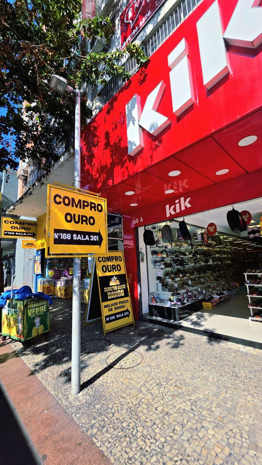 Placas Compro Ouro Bangu Nº168 Sala 301 ao lado da loja KIK Calçados, no calçadão de Bangu